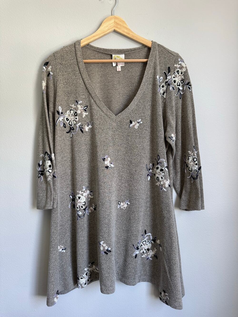 Fig & Flower Women's Sweater Top 1X Embroidered Flower V-Neck Sharkbite Tunic
